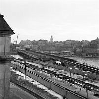 Vy mot Södermalm. Centralbron under uppbyggnad.