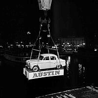 En Austin bil, upphängd i en pontonkran.