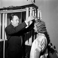 Hantverkargatan 1, Stadshuset. Nobelpristagaren Albert Camus kröner Stockholms lucia, Anita Björklund, på kröningsfest i Blå hallen.
