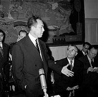Narvavägen 26-28, Franska ambassaden. Pressmottagning för Albert Camus, nobelpristagare i litteratur år 1957. Sittandes t.h. franska ambassadören Gabriel Bonneau.