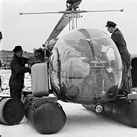 Bromma flygplats. Skärgårdshelikopter lastas med 200 kg julpost (Helikoptern betjänar 625 hushåll eller ca 1500 personer).