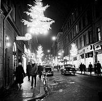 Drottninggatan norrut från korsningen Karduansmakargatan. Ljusdekorationer inför julen.