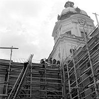 Adolf Fredriks kyrka. Brandmän på taket i samband med en brand under pågående restaurering av kyrkan.