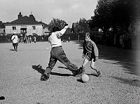 Hantverkargatan 67-69. Elever från Kungsholmens Läroverk (Högre allmänna läroverket å Kungsholmen) spelar fotboll mot sina utklädda lärare.