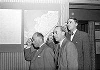 Tekniska Museet. Nordiskt lantmätarmöte. Ordförande Patrik Mogensen, H. Lundström och L. Åhstrand ser genom stereoskopglasögon.