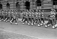 Vaktparaden från Svea Livgarde marscherar. Debut för de vita damaskerna i vaktparaden.