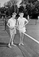 Djursholm, tennisbanor. Två pojkar under SvD:s tennisturnering.