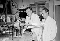 Karolinska Institutet, Cellforskningsavdelningen. Docent A. Engström och med.lic. S. Bellman vid apparaturen för röntgenabsorptionsmätning.