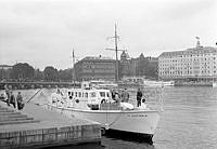 Logårdstrappan. Vy mot Blasieholmen/Grand Hotel. Båten Elettra II har anlagt.