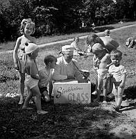 Långholmsparken. Barn i parken köper glass av Stockholms glass försäljare John Jönsson under sommarens första varma dag.