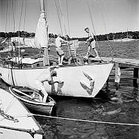 Sandhamn. Deltagare i Gotland Runt-seglingen rengör sin segelbåt.