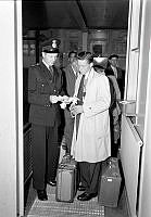 Skeppsbron. Passkontroll. Konstapel Ulf Söderström vid passpolisen låter gymnastikläraren Ulf Almgren passera med ett legitimitetskort. Den stora nordiska passfriheten började gälla idag, 12/7 1952.
