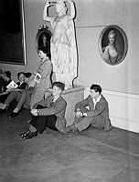 Södra Blasieholmshamnen 2, Nationalmuseum. Ungdomar lyssnar till sommarnattskonsert på golvet i en av salarna.