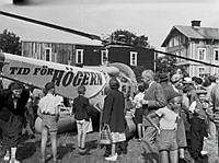 Öregrund. Folksamling kring Högerns helikopter i valkampanjen som landat med partiledaren.