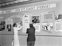 Drottninggatan 42. Högerns nya valbyrå. I lokalen visas en utställning om högerns program och verksamhet. Valbyrån är en upplysnings- och frågecentral.