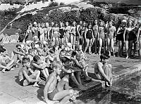 Vanadisbadet. Obligatoriskt simkunnighetsprov för alla Stockholms folkskolebarn i sjätte, sjunde och åttonde klasserna. 50% av flickorna och 90% av pojkarna kunde simma 50 meter.