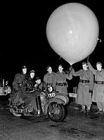 Lindarängen. Militärer från luftvärnsregementet håller i en spärr- och sabotageballong. 100 sådana kom in över Sverige österifrån. Under ballongen hänger en brännflaska som antänder när den tar mark.