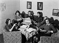 Bryggargatan 12 A, Studenthem. Studenter sitter i en soffgrupp och läser.