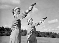 Weda idrottsanläggning. Lottor tränar pistolskytte på idrottsledarkurs i Roslagen.