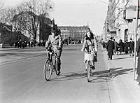 Vasagatan norrut. Cyklister och flanörer vid värmerekord för februari i Stockholm.