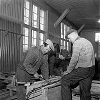Män i arbete under Stockholms Yrkesskolors kurs för armerare och slipare.