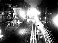 Kungsgatan. Den 1 oktober 1942 trädde elransonering i kraft. Endast gatubelysning och bilarnas strålkastare lyste upp gatan.