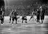 Stadion. Bandyfinalen mellan Nässjö och Edsbyn. Spelare med stolar på isen.