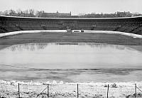 Stadion isbana under vatten p.g.a. milt väder.
