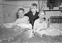Bäckvägen 95. 7-årige Tommy Hansson (t.v.) och brodern, 4-åriga Lars-Börje (t.h.) får besök av 7-årige Bengt Stål. Tidigare under dagen hade Tommy hamnat i en isvak och fått hjälp av sina kompisar.