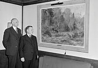 Kungl. Skogshögskolan. Forstmästarförbundets ordförande Gösta Djurberg och prof. Olof Tamm framför tavla, målad av Lindorm Liljefors.