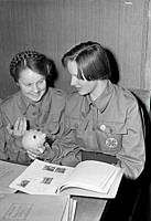 Grupporträtt av två flickor i uniform under Jordbrukareungdomens Förbunds sammanträde.