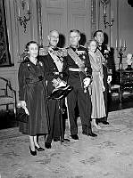 Kungliga slottet. Norges kung Haakon på officiellt besök. Fr. v. drottning Louise, kung Haakon, kung Gustaf VI Adolf, prinsessan Ingeborg och prins Bertil.