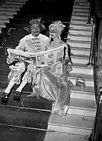 Gustav Adolfs Torg 2, Operan. Major Sven Frykman läser Svenska Dagbladet tillsammans med sin fru Louise, på Operans maskerad.