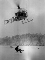 Brunnsviken. Uppvisning av räddningsaktioner med helikopter försedd med räddningsstol.