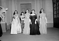 Mottagning på Kungliga Slottet. På bilden ses fem av de 132 damer som fick träffa drottningen Louise och prinsessan Sibylla.