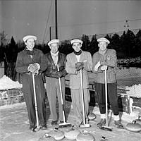 Fiskartorpsvägen 20, Tennisstadions konstfrusna banor. Stockholmsmästarna i Curling 1953, Stallmästaregårdens CK. Fr. v. G. Geber, W. Johnsson, B. Larsson och N. Söderman.