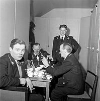 Södra Blasieholmshamnen 8, Grand Hotel, personalutrymme. Deltagare i Innocenceordens bal dricker kaffe och röker.