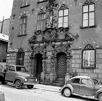 Munkbron 11, Petersenska huset. Dubbelportal, i nischen ovanför en skulptur av gudinnan Minerva samt byggherrens vapen. Huset uppfördes 1645-49, av arkitekt Ch. J. Döteber.