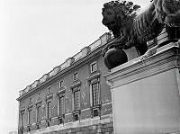 Kungliga Slottet, Lejonbacken vid nordöstra fasaden med bortfallen puts. I förgrunden östra lejonstatyn.