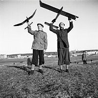 Gärdet. Två unga män från modellflygklubben Vingarna flyger modellplan.