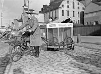 Direktör Klärre hämtar råttor i en cykelambulans, efter att ha annonserat om att få köpa levande råttor. Nytt råttgift, Motti Red Sqouills, ska prövas för att få fram rätt dosering.