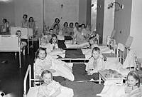 Wollmar Yxkullsgatan 27, Södra barnbördshuset - Maria Sjukhus. Sovsal för finska krigsbarn, två och två i varje säng.