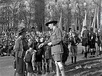 Kungsträdgården. Arvprins Gustaf Adolf i samtal med scouter under  scoutmöte.