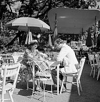 Berzelii Park. Berns veranda, en man och en kvinna sitter vid ett bord.