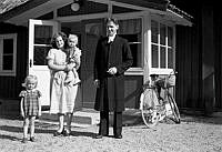 Muskö, prästgården, farstun. Komminister Erik Svenér med hustru och barn, i samband med skärgårdsutställning.