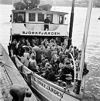 Klara Mälarstrand. Elever från Påhlmans Handelsinstitut på utflykt, med fartyget Björkfjärden till Drottningholm.
