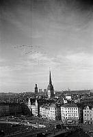 Vy över Gamla Stan från söder i riktning mot Kornhamnstorg/Tyska kyrkans torn. Flygparad över staden som avslutning på den stora krigsövningen 1944.