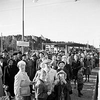 Islandstorget. Människor på perrongen när nya spårvagnslinjen till Ängby invigs.