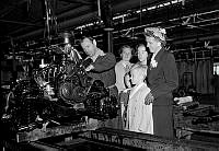 Hammarbyvägen 21. General Motors bjöd in de anställdas familjer på en visning i fabriken. Ella Lindqvist och hennes son Lars ser på när Stig Öhrn arbetar vid en motor.