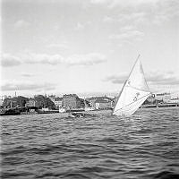 Riddarfjärden mot Klara Mälarstrand och Tegelbacken. Sjöscouternas seglingstävling. En båt har kapsejsat.